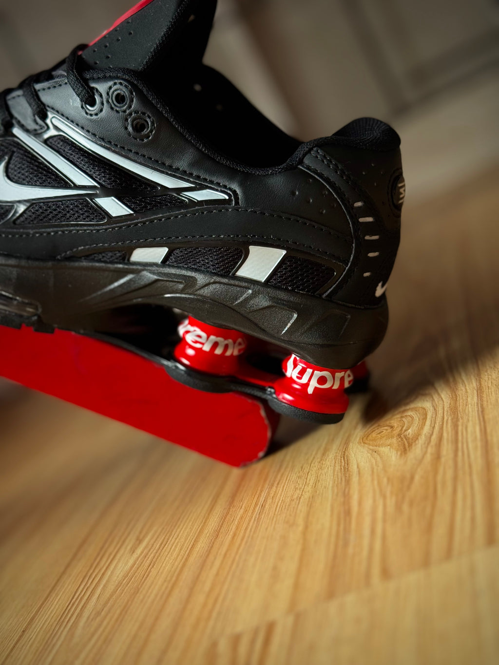 Nike Shox R4 x Supreme