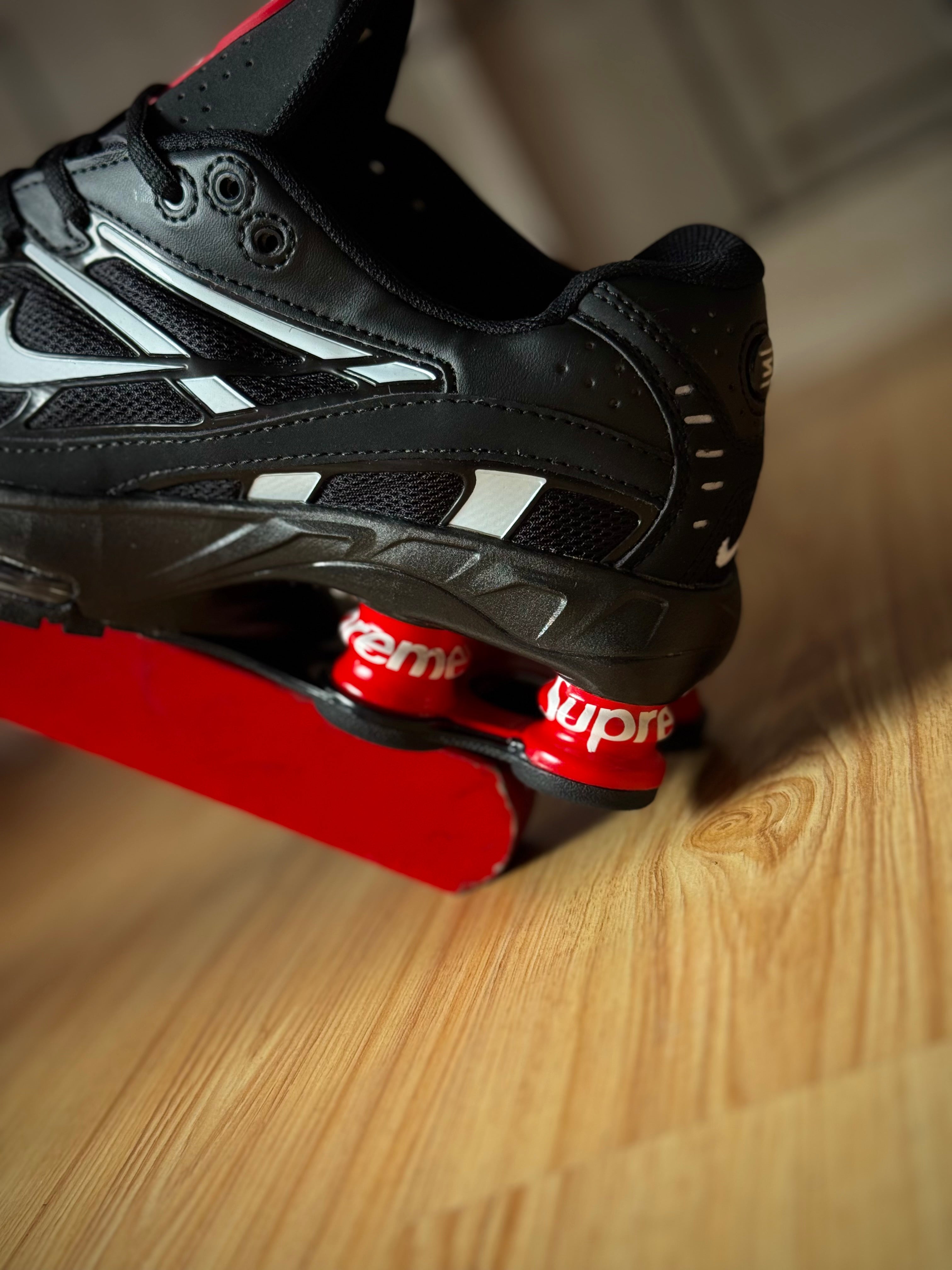 Nike Shox R4 x Supreme