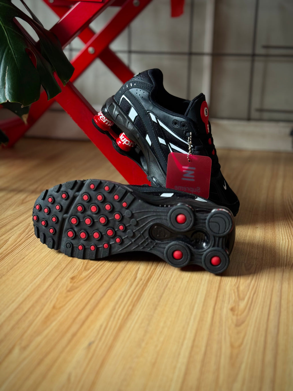 Nike Shox R4 x Supreme