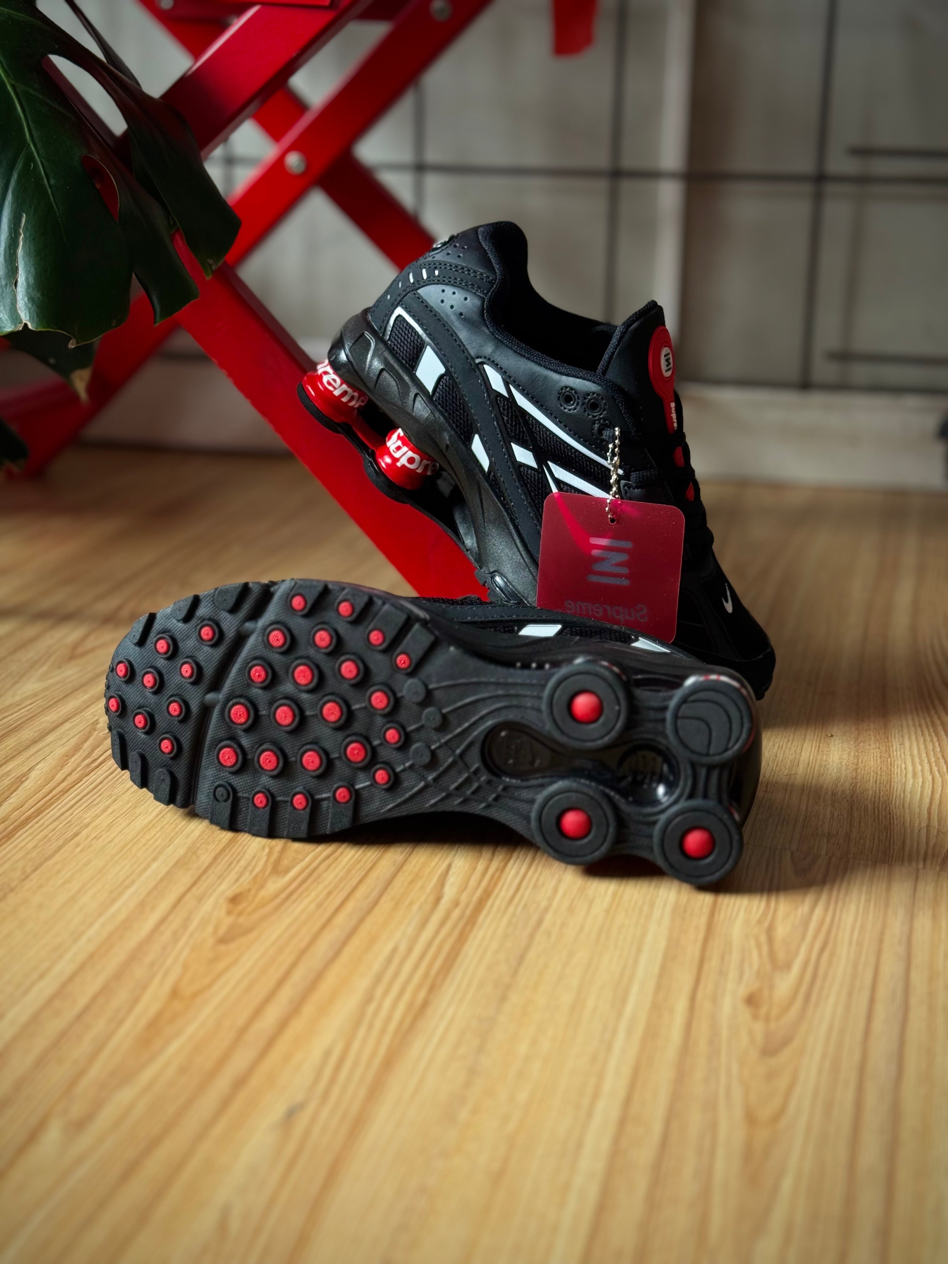 Nike Shox R4 x Supreme