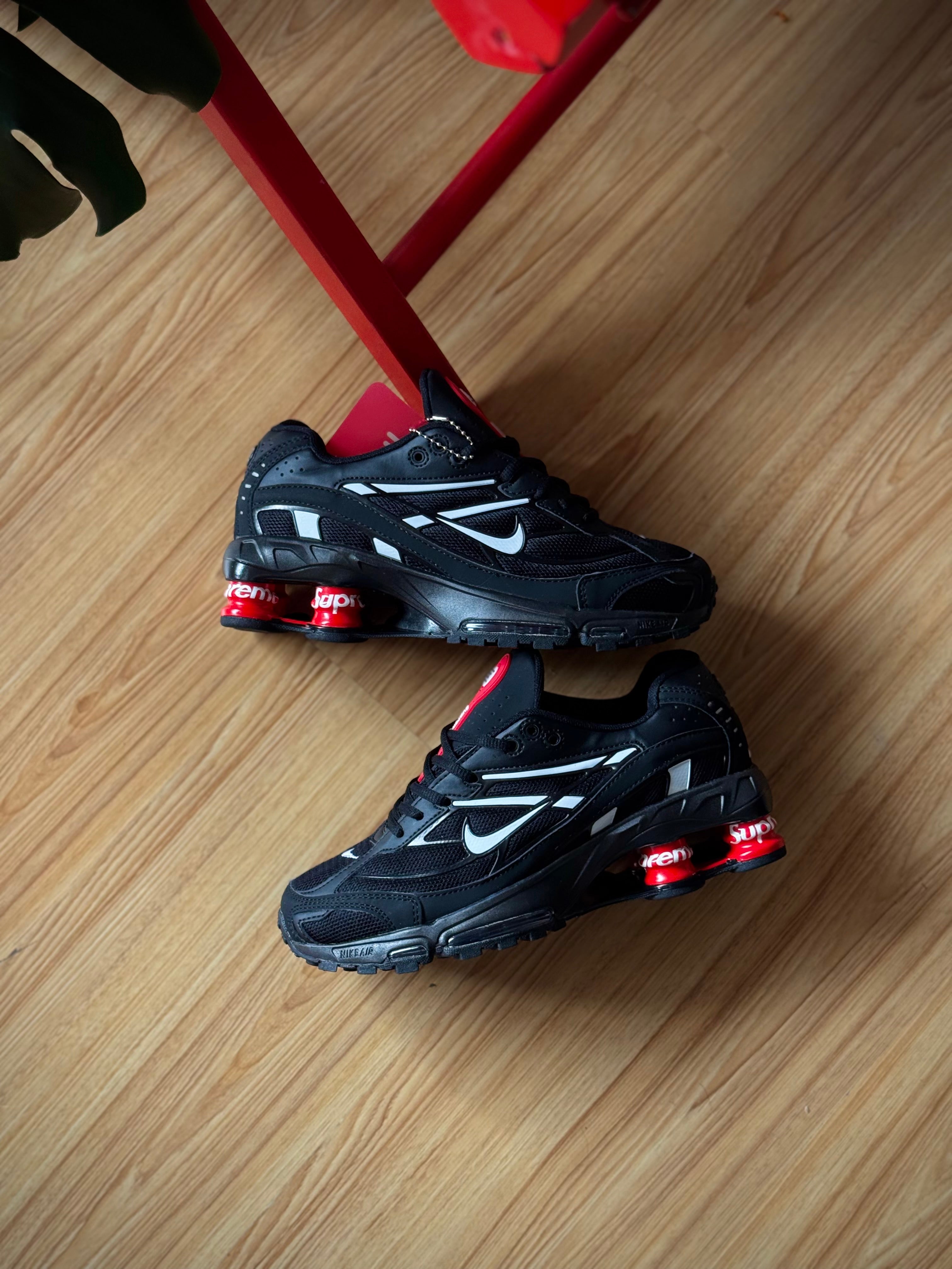Nike Shox R4 x Supreme