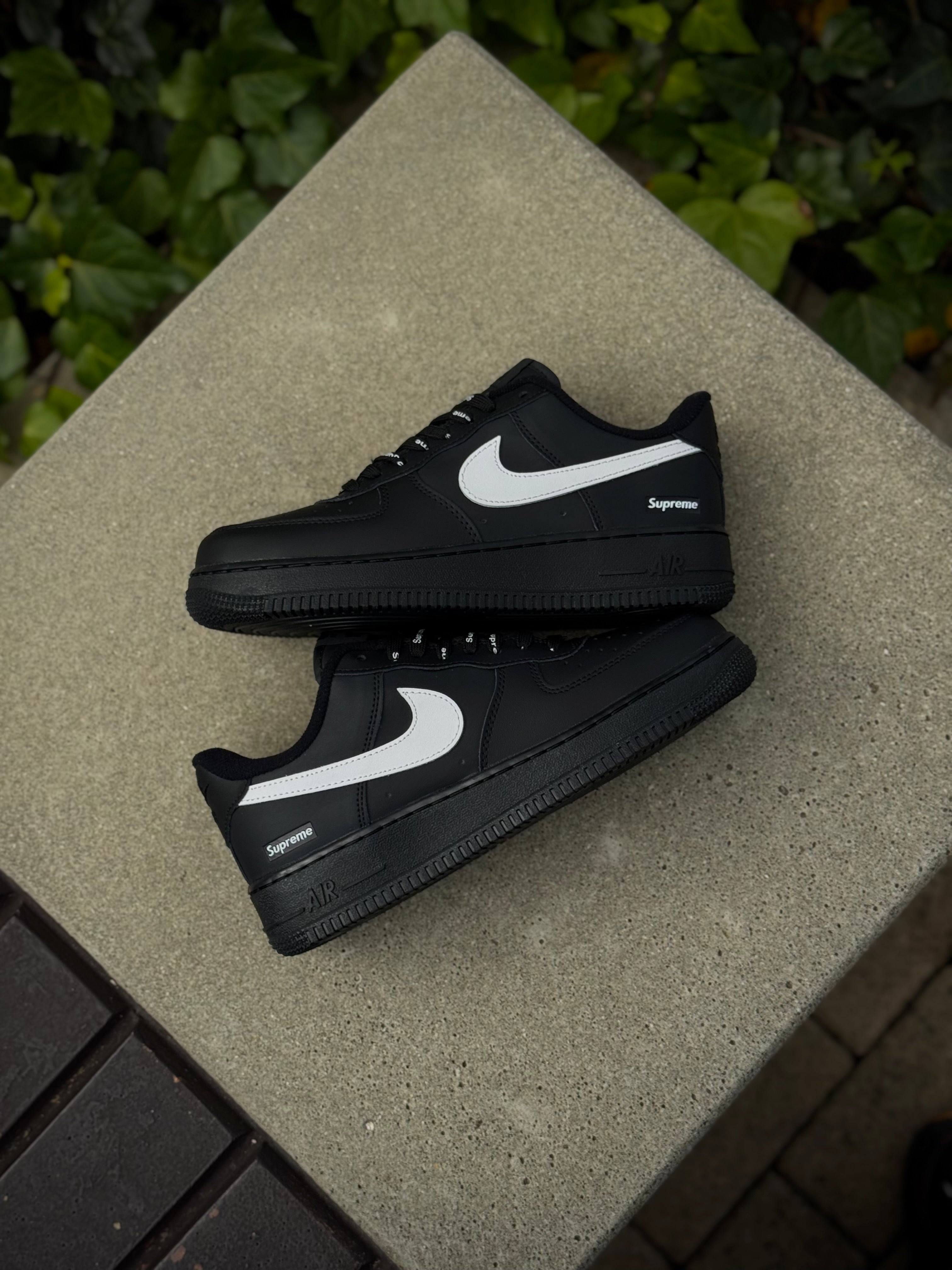 Nike Air Force 1 Low Supreme Black White